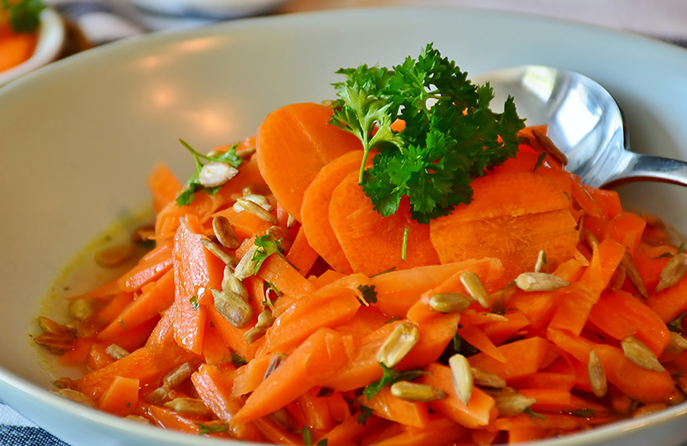 Veganer Karottensalat mit Chili und Kräutern - gesund und vegan